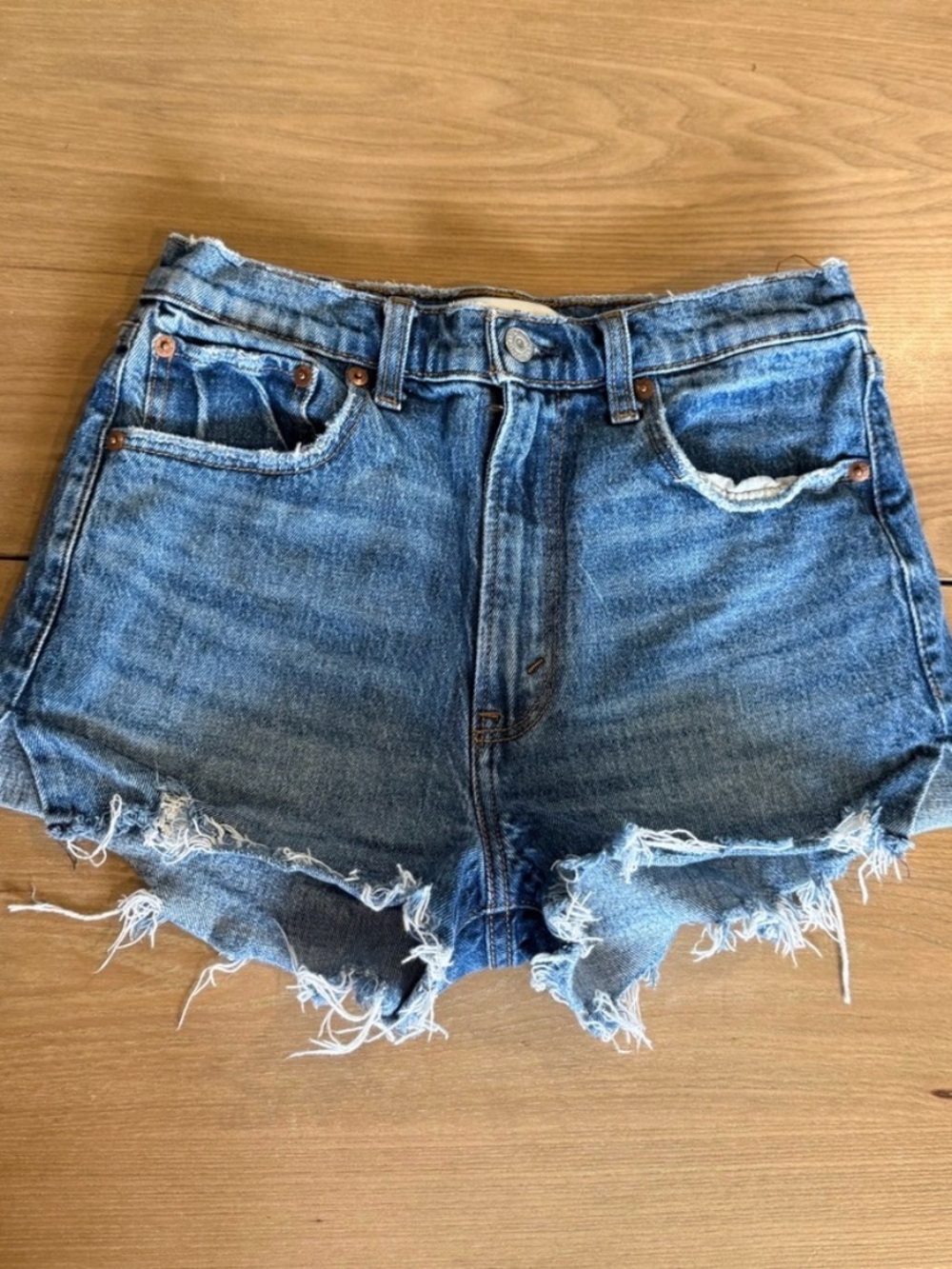 A&F Mom Short High Rise Size 26 Distressed Frayed Hem